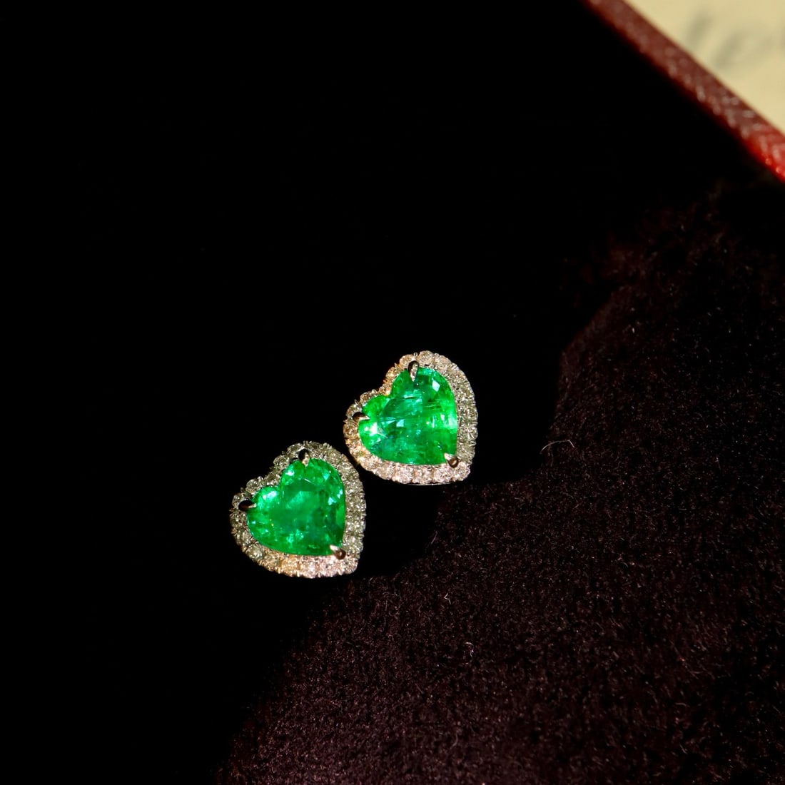 14k Gold 1.68 Ctw Natural Emerald & Diamond Earrings: Ref:230979042 // gold content:14k gold // main gemstone:emerald // shape:heart // carat weight:1. 45ct // color:green // treatment:natural // // adjacent gemstone 2 : diamond // shape:round // carat