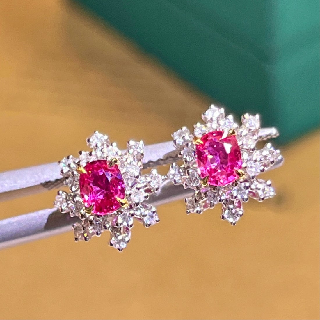 14k Gold 0.96 Ctw Natural Padparadscha Sapphire & Diamond Earrings: Ref:230979064 // gold content:14k gold // main gemstone:padparadscha sapphire // shape:oval // carat weight:0. 7ct // color:orangish pink // treatment:natural // // adjacent gemstone 2 : diamond // nu