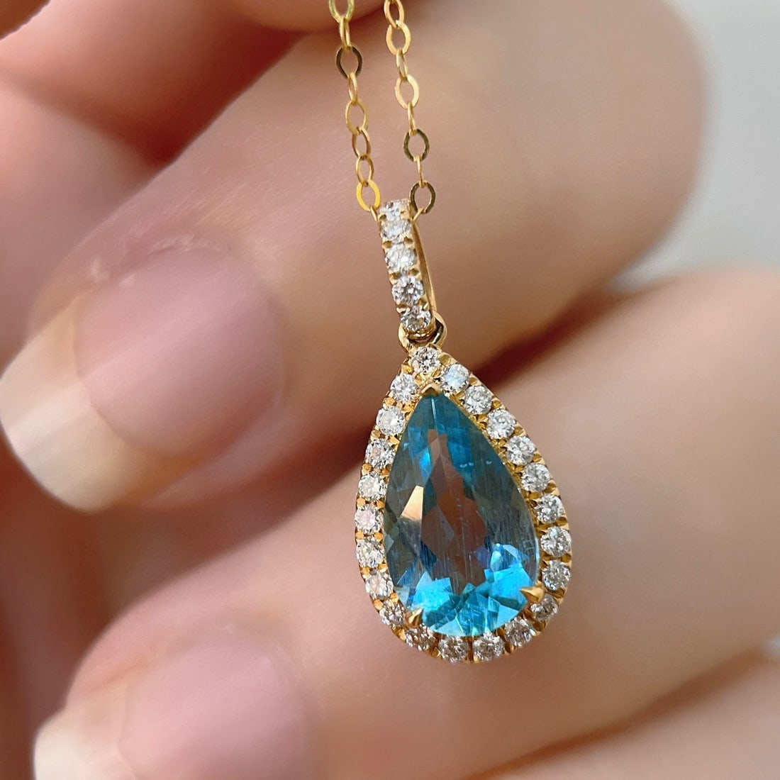 14k Gold 1.62 Ctw Natural Aquamarine & Diamond Pendant( Without Chain ): Ref:230979072 // gold content:14k gold // main gemstone:aquamarine // shape:pear // carat weight:1. 35ct // color:blue // treatment:natural // // adjacent gemstone 2 : diamond // shape:round // carat