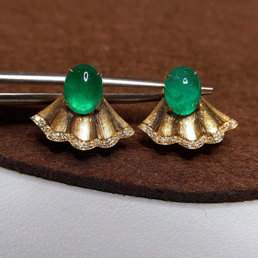 14k Gold 2.59 Ctw Natural Emerald & Diamond Earrings: Ref:230979075 // gold content:14k gold // main gemstone:emerald // shape:oval // carat weight:2. 43ct // color:green // treatment:natural // // adjacent gemstone 2 : diamond // shape:round // carat