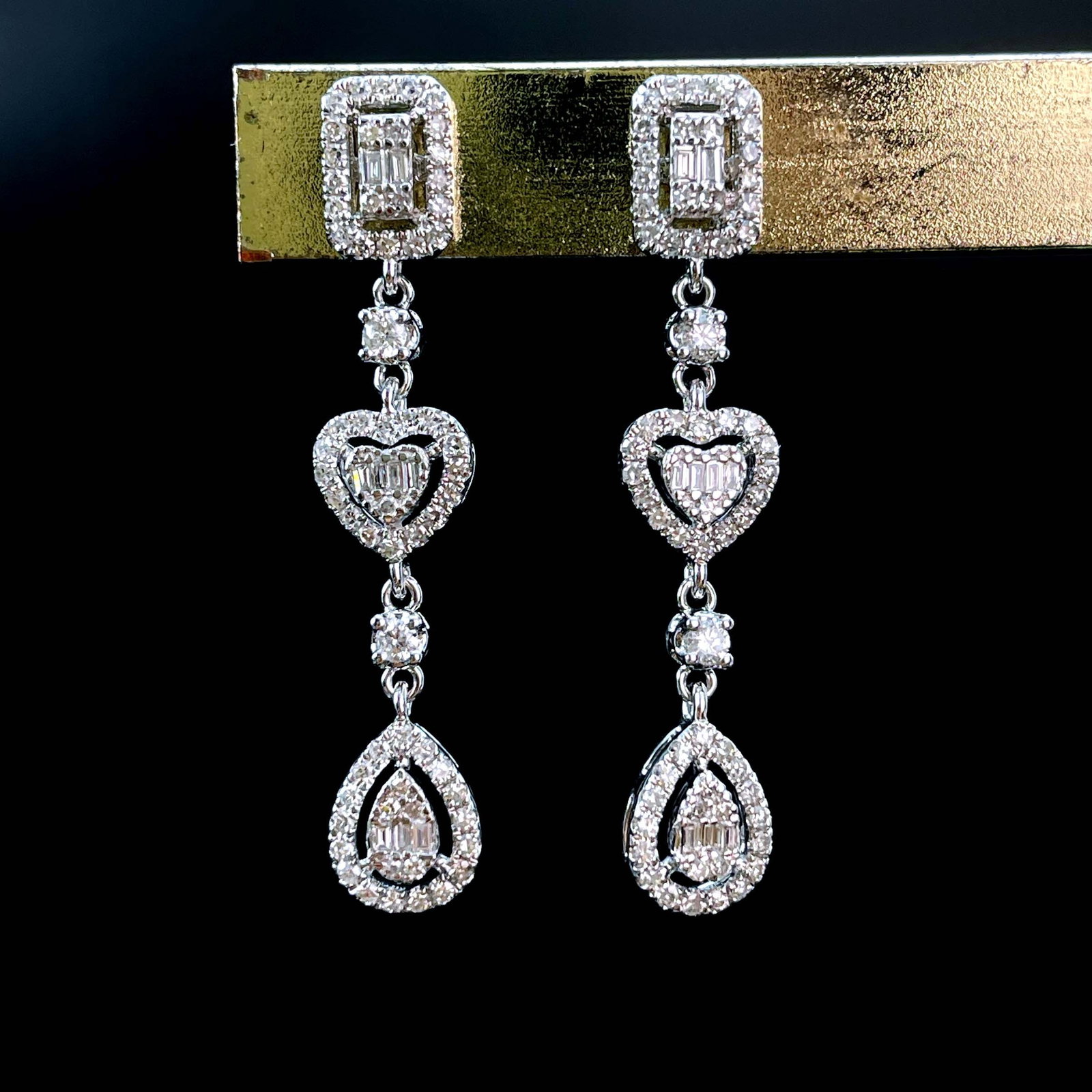 14k Gold 0.72 Ct Natural H Diamond Earrings: Ref:230979077 // gold content:14k gold // main gemstone:diamond // shape:multiply // carat weight:0. 72ct // clarity grade:vs-si // color:h // treatment:natural // Condition: New High Estimate: 5000