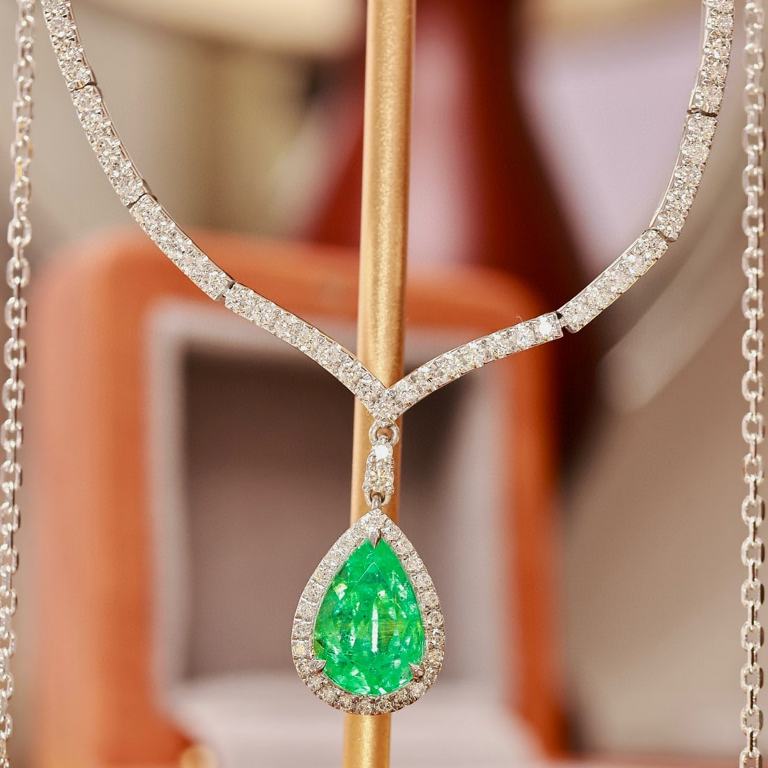 14k Gold 2.60 Ctw Natural Emerald & Diamond Necklace: Ref:230979094 // gold content:14k gold // main gemstone:emerald // shape:pear // carat weight:1. 88ct // color:green // treatment:natural // // adjacent gemstone 2 : diamond // shape:round // carat