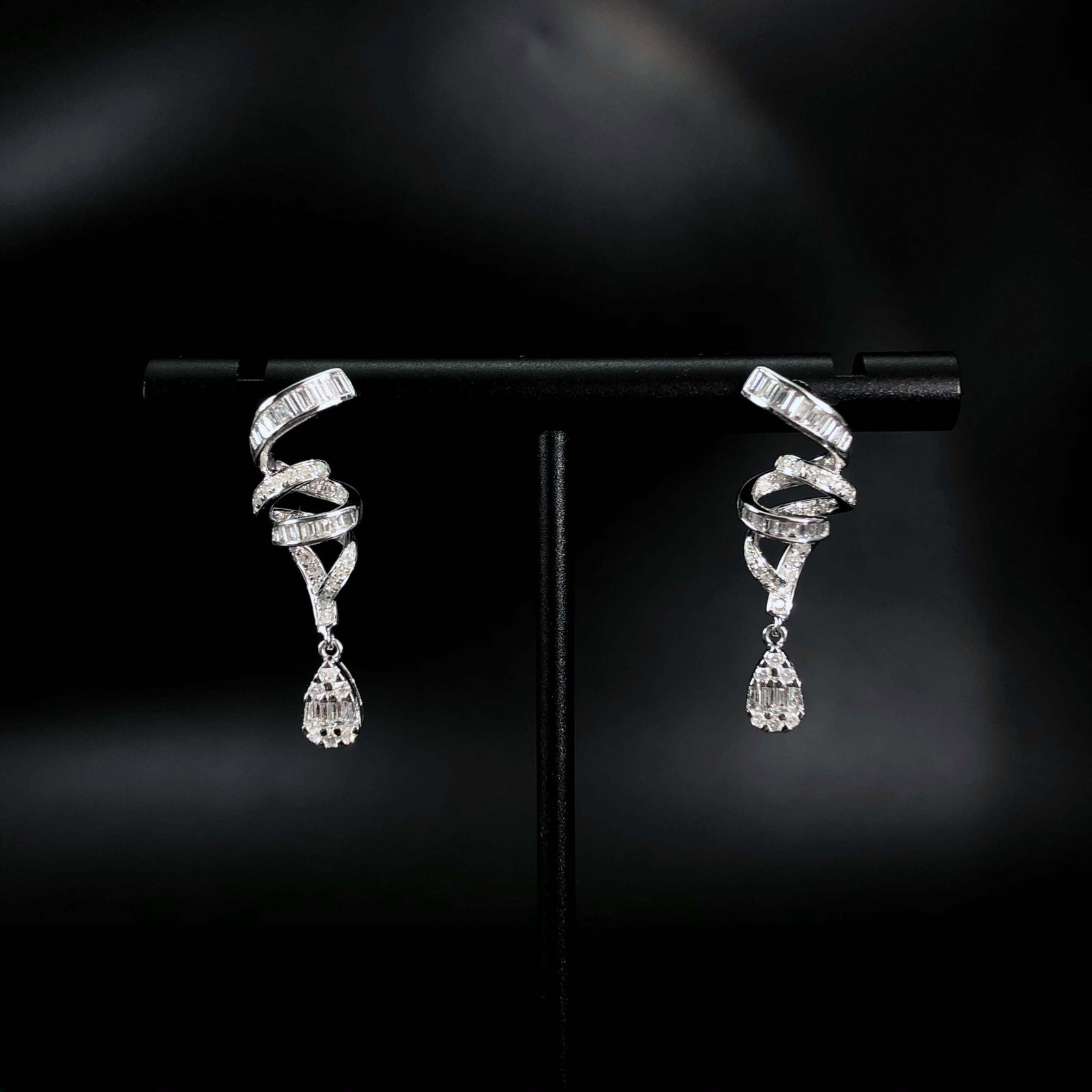 14k Gold 0.6 Ct Natural H Diamond Earrings: Ref:230979099 // gold content:14k gold // main gemstone:diamond // shape:multiply // carat weight:0. 6ct // clarity grade:vs-si // color:h // treatment:natural // Low Estimate: 2400 Condition: New