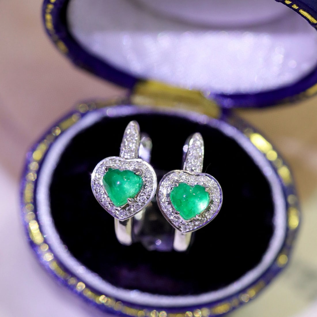 14k Gold 0.6 Ctw Natural Emerald & Diamond Earrings: Ref:230979102 // gold content:14k gold // main gemstone:emerald // shape:heart // carat weight:0. 5ct // color:green // treatment:natural // cut grade:g // // adjacent gemstone 2 : diamond //
