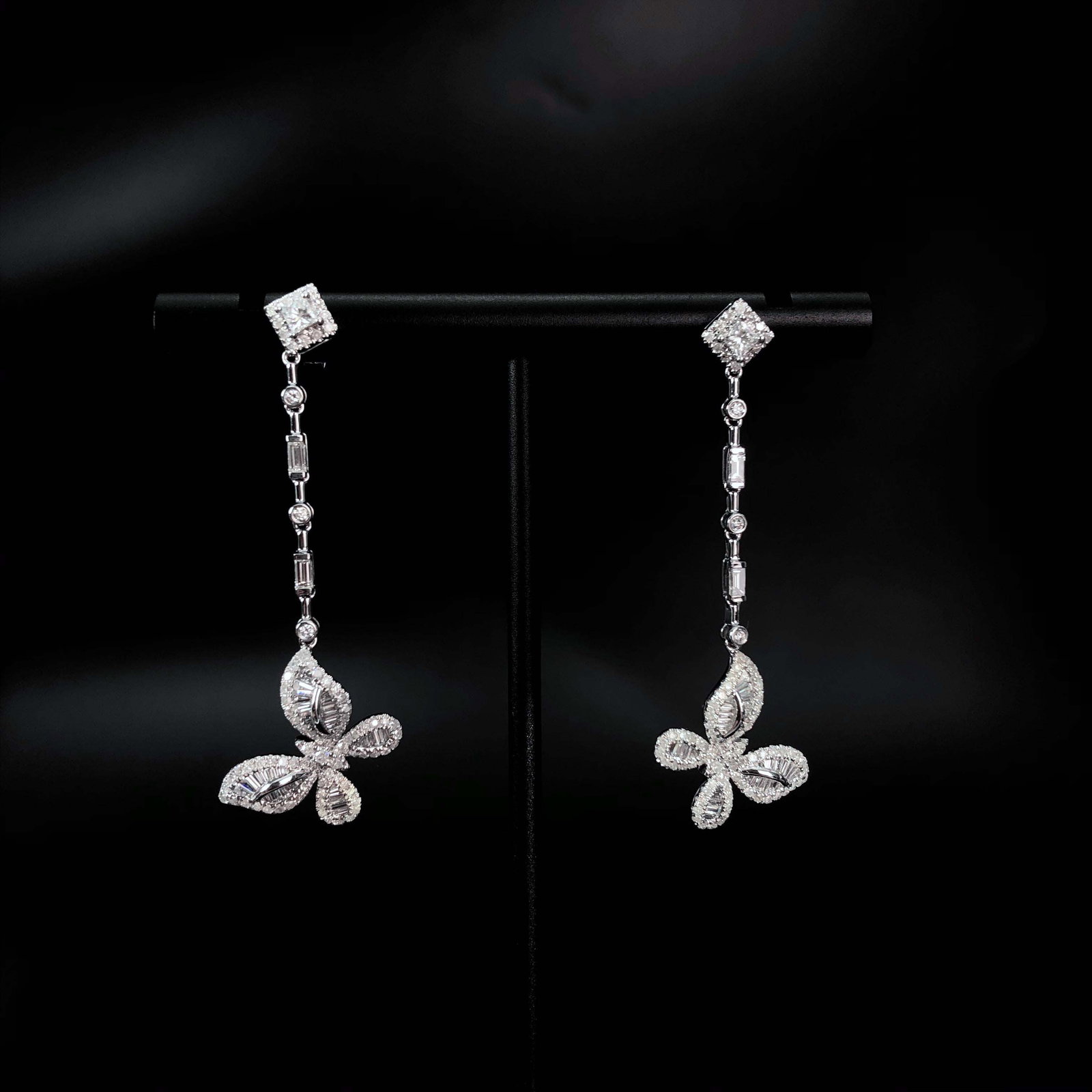 14k Gold 1.08 Ct Natural H Diamond Earrings: Ref:230979115 // gold content:14k gold // main gemstone:diamond // shape:baguette // carat weight:1. 08ct // color:h // treatment:natural // cut grade:g // // adjacent gemstone 2 : diamond //