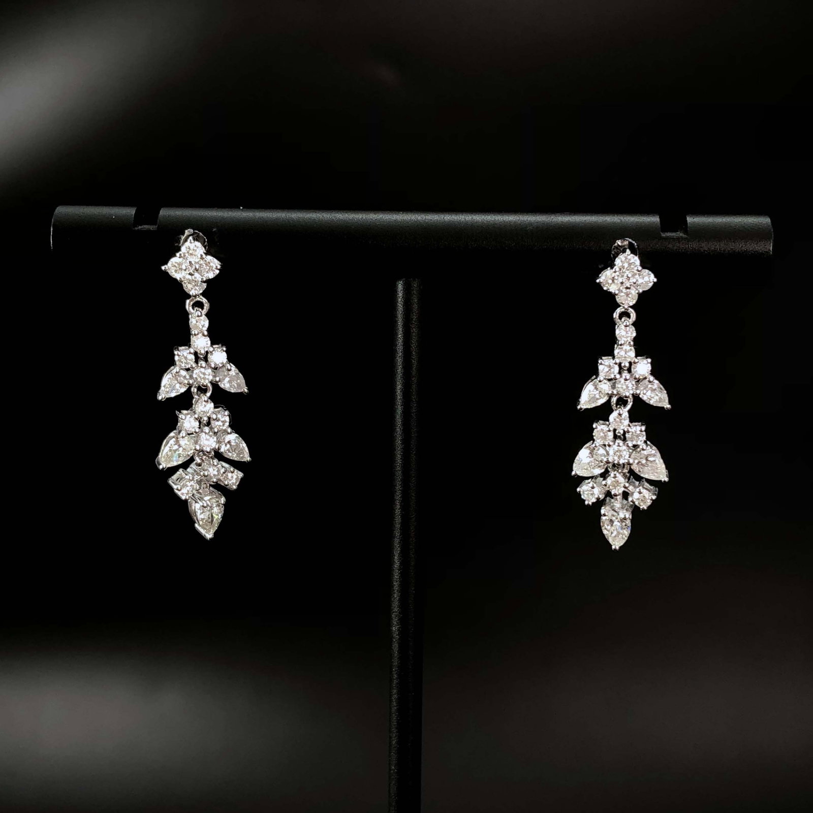 14k Gold 1.3 Ct Natural H Diamond Earrings: Ref:230979118 // gold content:14k gold // main gemstone:diamond // shape:pear // carat weight:1. 3ct // color:h // treatment:natural // cut grade:g // // adjacent gemstone 2 : diamond // shape:round