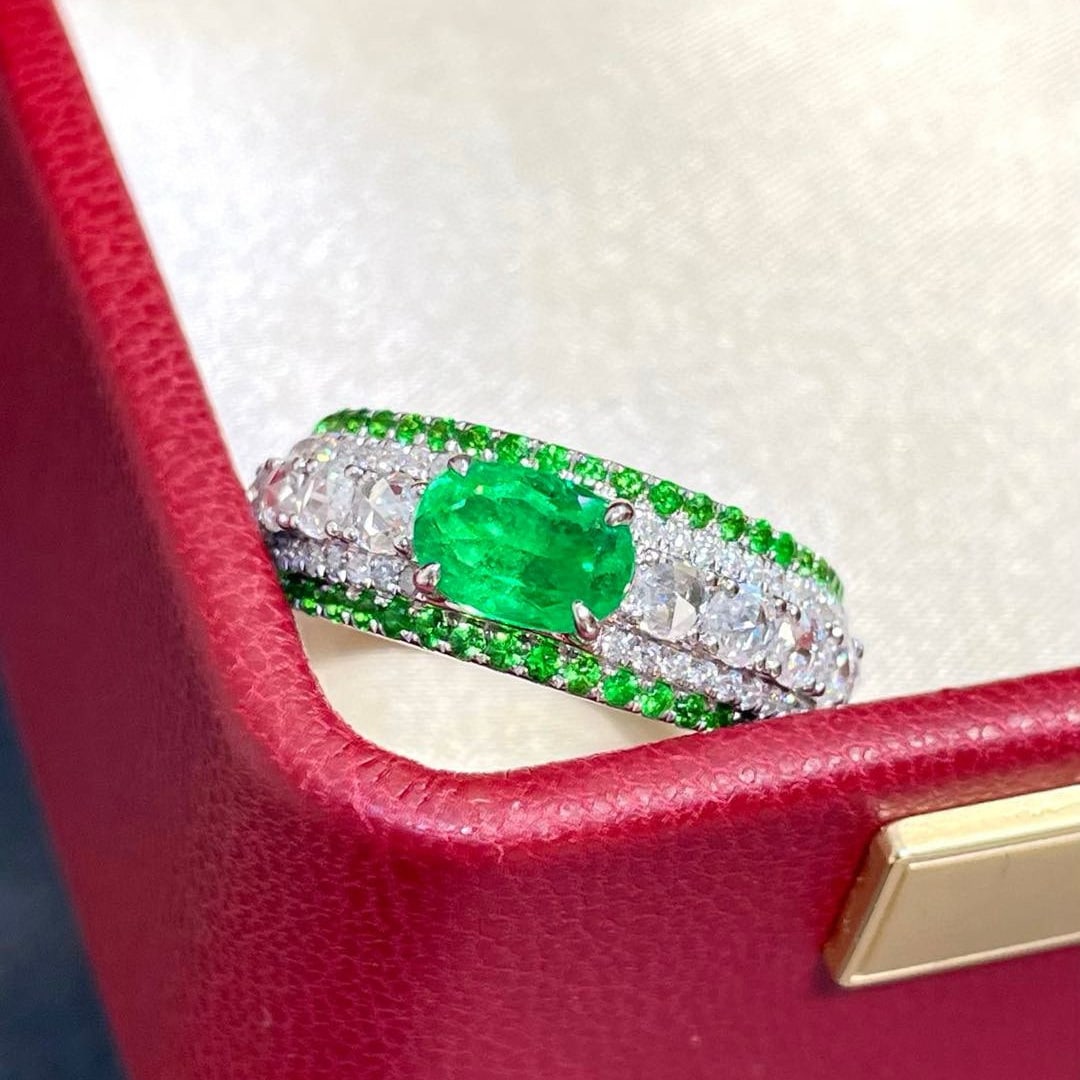 14k Gold 1.20 Ctw Natural Emerald & Diamond Ring: Ref:230979125 // gold content:14k gold // ring size:7. 25us // // main gemstone:emerald // shape:oval // carat weight:0. 62ct // color:green // treatment:natural // cut grade:g // // adjacent gemstone