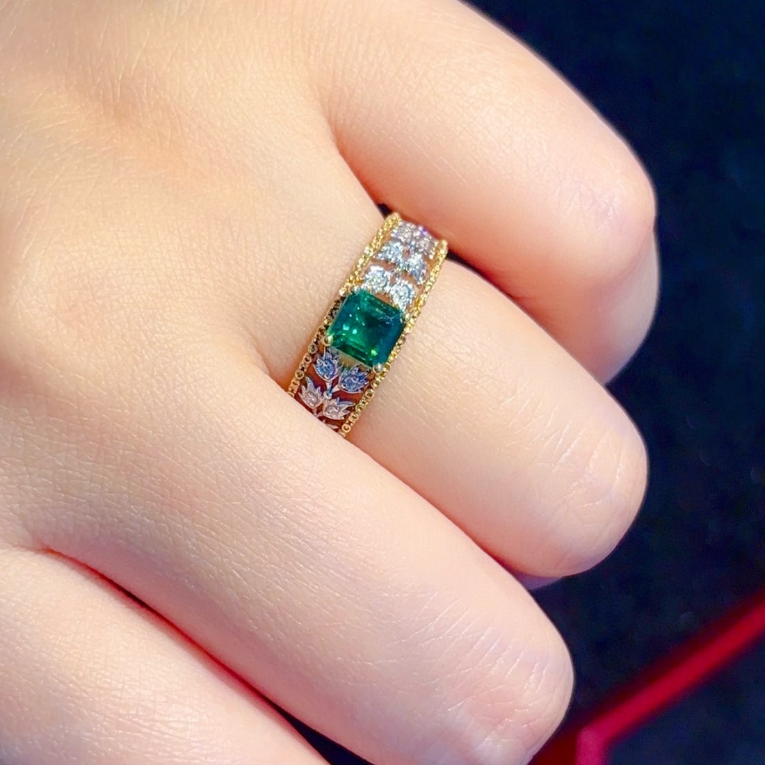 14k Gold 0.95 Ctw Natural Emerald & Diamond Ring - 4