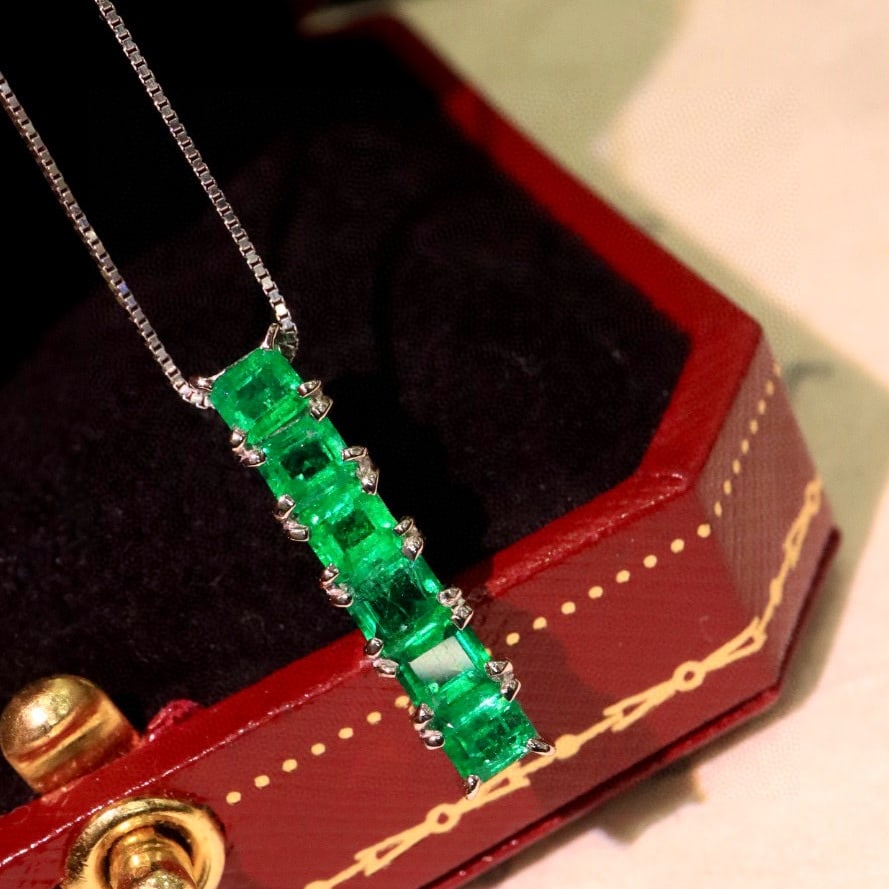 14k Gold 1.06 Ct Natural Emerald Pendant( Without Chain ): Ref:230979160 // gold content:14k gold // main gemstone:emerald // shape:emerald // carat weight:1. 06ct // color:green // treatment:natural // cut grade:g // High Estimate: 6300 Condition: New Low