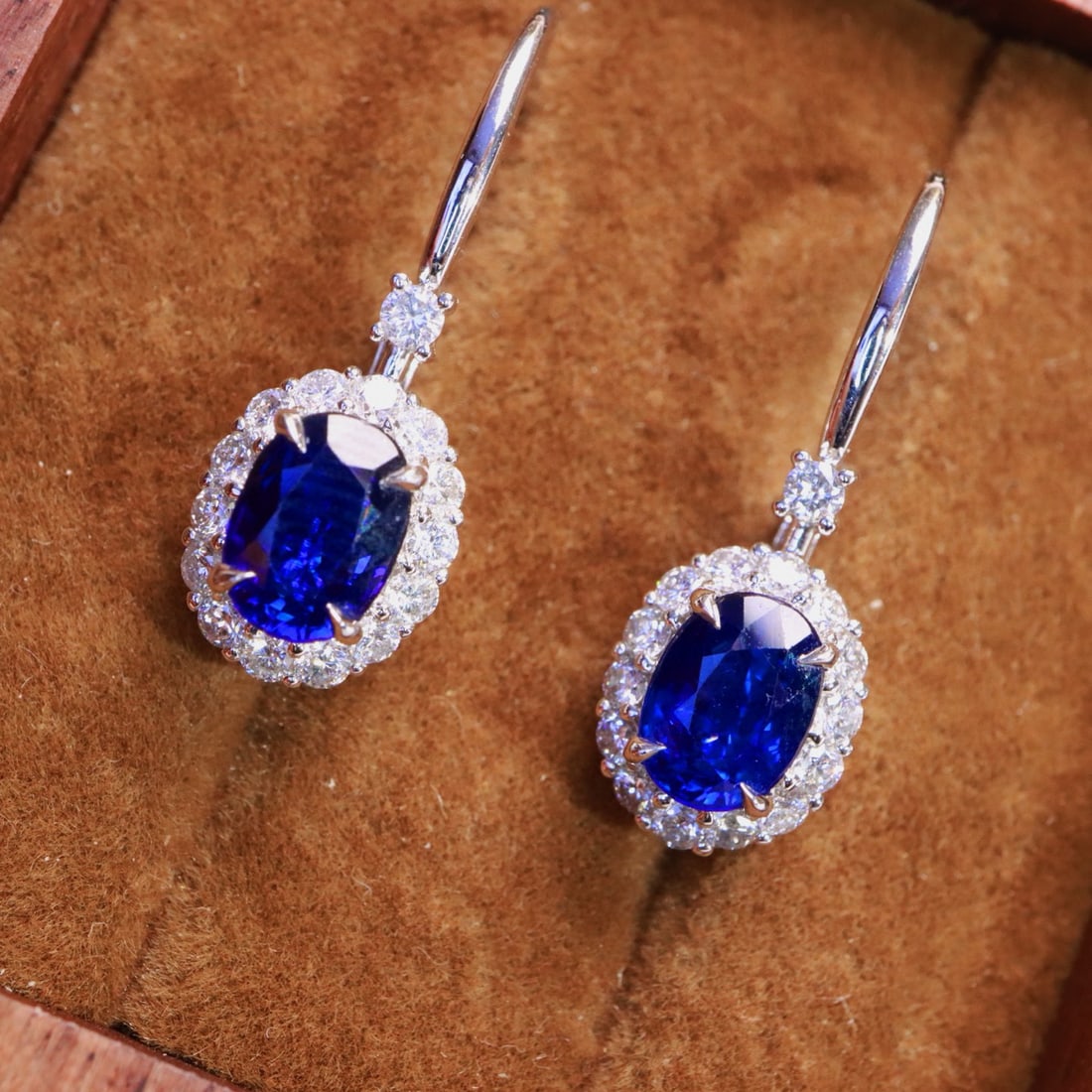 14k Gold 2.56 Ctw Natural Sapphire & Diamond Earrings: Ref:230979187 // gold content:14k gold // main gemstone:sapphire // shape:oval // carat weight:2. 0ct // color:blue // treatment:natural // cut grade:g // // adjacent gemstone 2 : diamond //