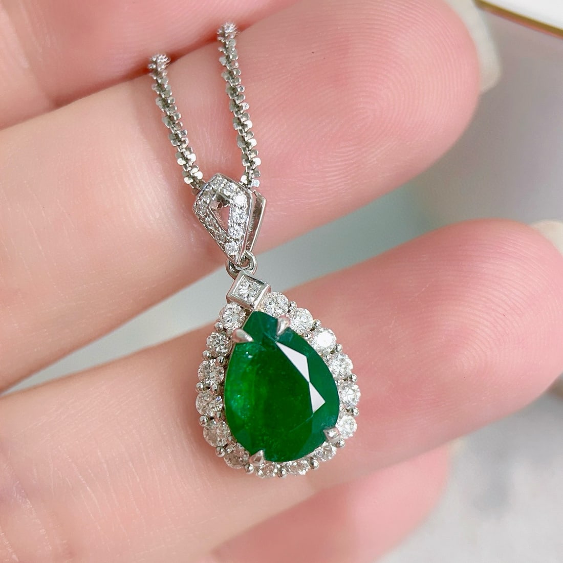 14k Gold 2.46 Ctw Natural Emerald & Diamond Pendant( Without Chain ): Ref:230979197 // gold content:14k gold // main gemstone:emerald // shape:pear // carat weight:1. 96ct // color:green // treatment:natural // cut grade:g // // adjacent gemstone 2 : diamond //