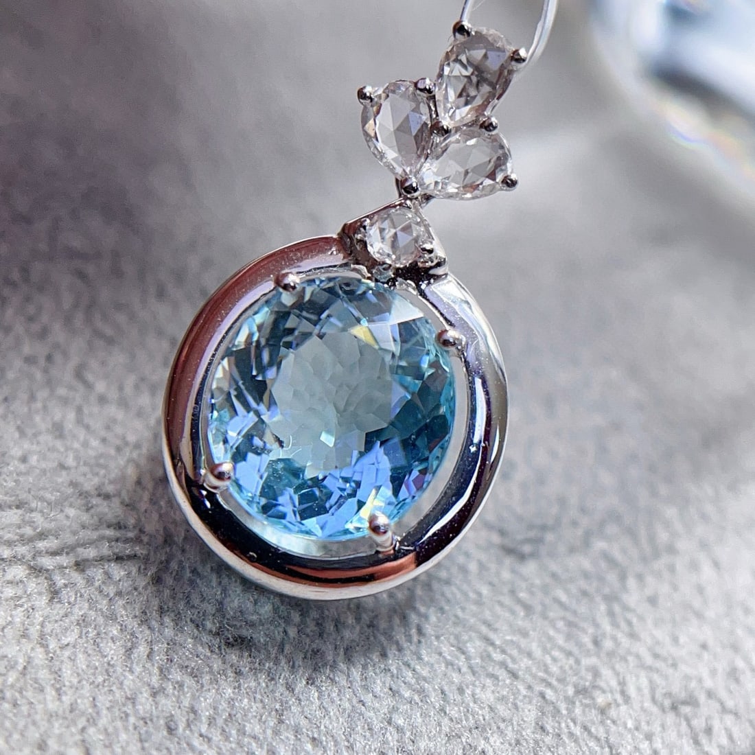 14k Gold 2.50 Ct Natural Aquamarine & Sapphire Pendant( Without Chain ): Ref:230979204 // gold content:14k gold // main gemstone:aquamarine // shape:oval // carat weight:2. 50ct // color:blue // treatment:natural // cut grade:g // // adjacent gemstone 2 : sapphire // numbe