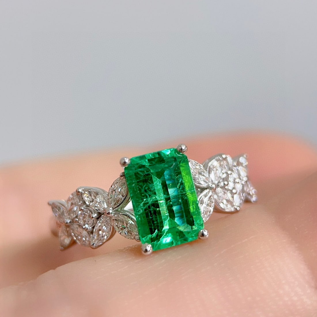 14k Gold 1.54 Ctw Natural Emerald & Diamond Ring - 4
