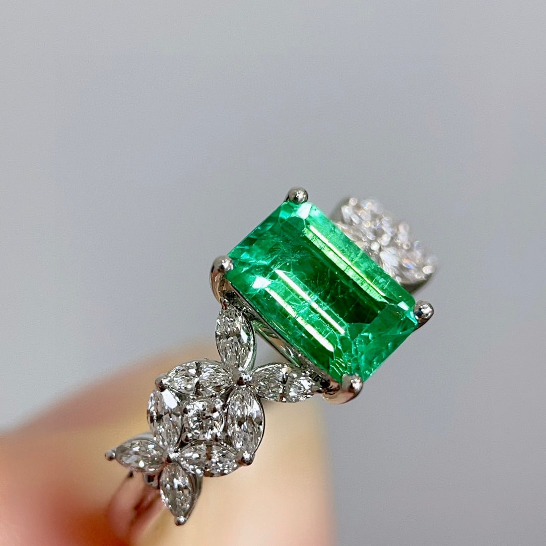 14k Gold 1.54 Ctw Natural Emerald & Diamond Ring - 6