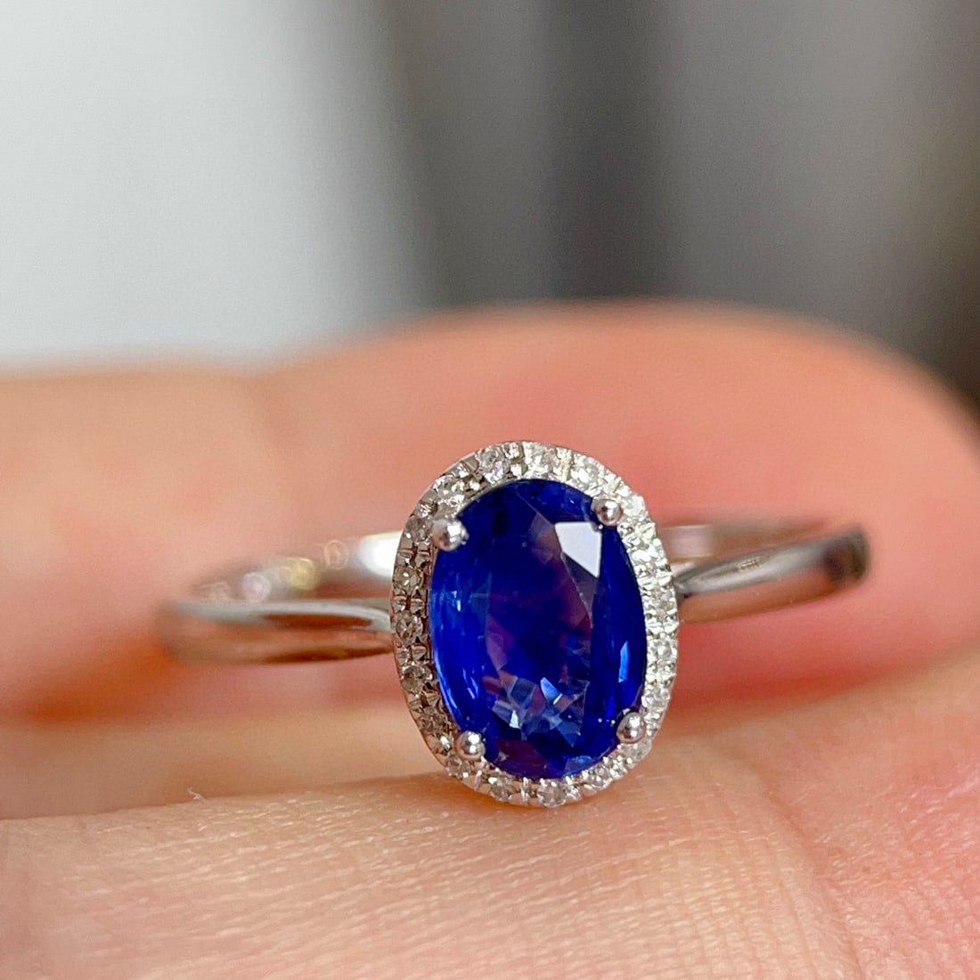 14k Gold 1.05 Ctw Natural Sapphire & Diamond Ring: Ref:230979216 // gold content:14k gold // ring size:7. 25us // // main gemstone:sapphire // shape:oval // carat weight:1ct // color:blue // treatment:natural // cut grade:g // // adjacent gemstone 2