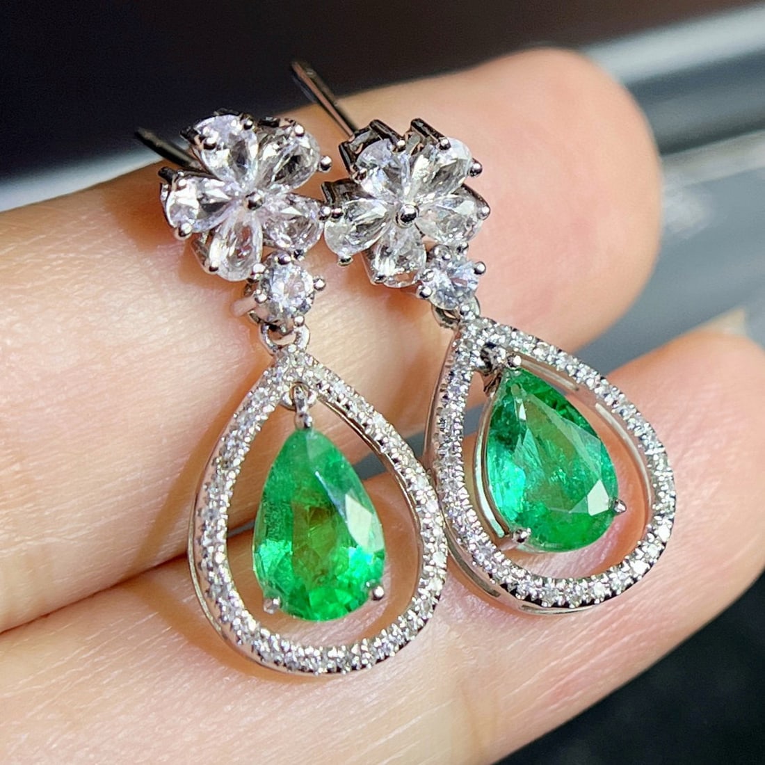 14k Gold 2.41 Ctw Natural Emerald & Diamond & Sapphire Earrings: Ref:230979218 // gold content:14k gold // main gemstone:emerald // shape:pear // carat weight:1. 76ct // color:green // treatment:natural // cut grade:g // // adjacent gemstone 2 : diamond // number o