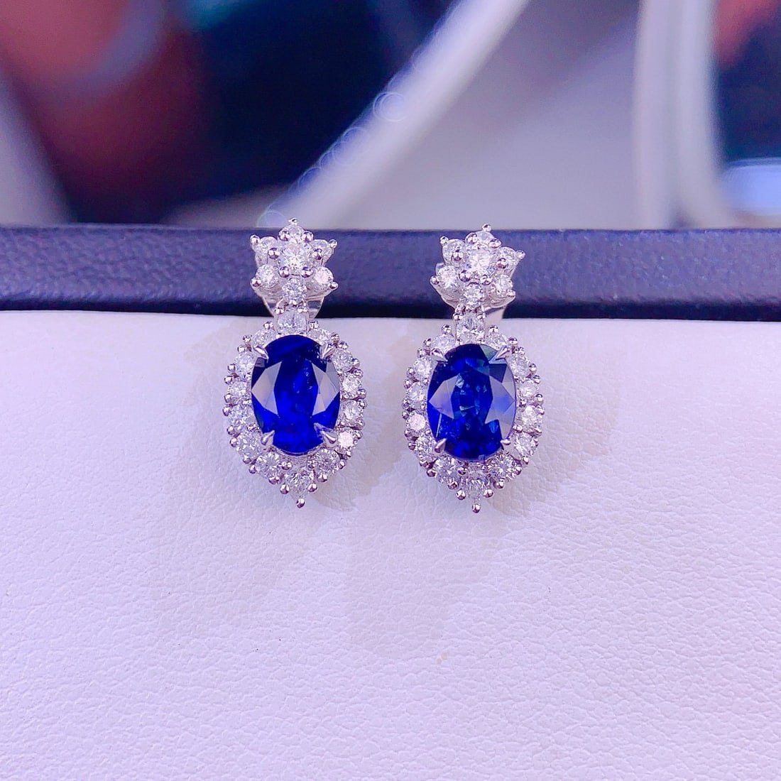 14k Gold 1.67 Ct Natural Sapphire & Diamond Earrings: Ref:230979219 // gold content:14k gold // main gemstone:sapphire // shape:oval // carat weight:1. 67ct // color:blue // treatment:natural // cut grade:g // // adjacent gemstone 2 : diamond // shape:ro
