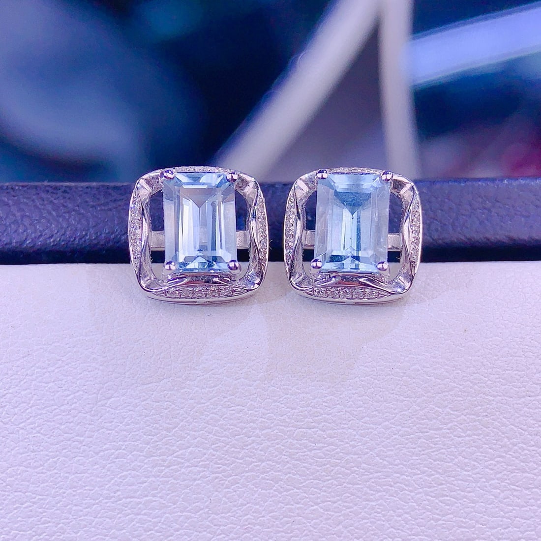 14k Gold 2.00 Ct Natural Topaz & Diamond Earrings: Ref:230979226 // gold content:14k gold // main gemstone:topaz // shape:emerald // carat weight:2. 00ct // color:blue // treatment:natural // cut grade:g // // adjacent gemstone 2 : diamond //