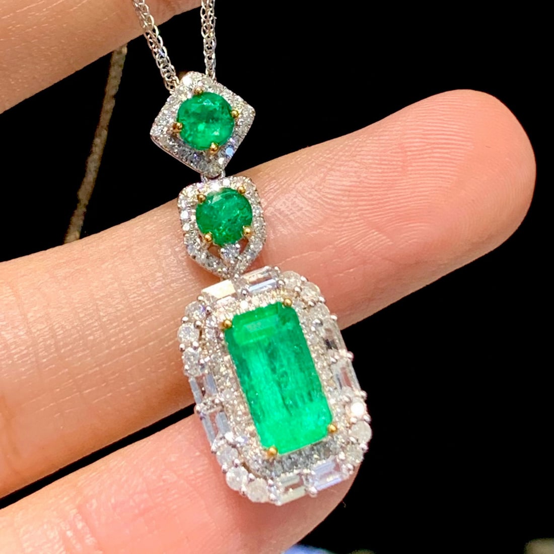 14k Gold 2.05 Ct Natural Emerald & Diamond Pendant( Without Chain ): Ref:230979248 // gold content:14k gold // main gemstone:emerald // shape:emerald // carat weight:2. 05ct // color:green // treatment:natural // cut grade:g // // adjacent gemstone 2 : diamond //