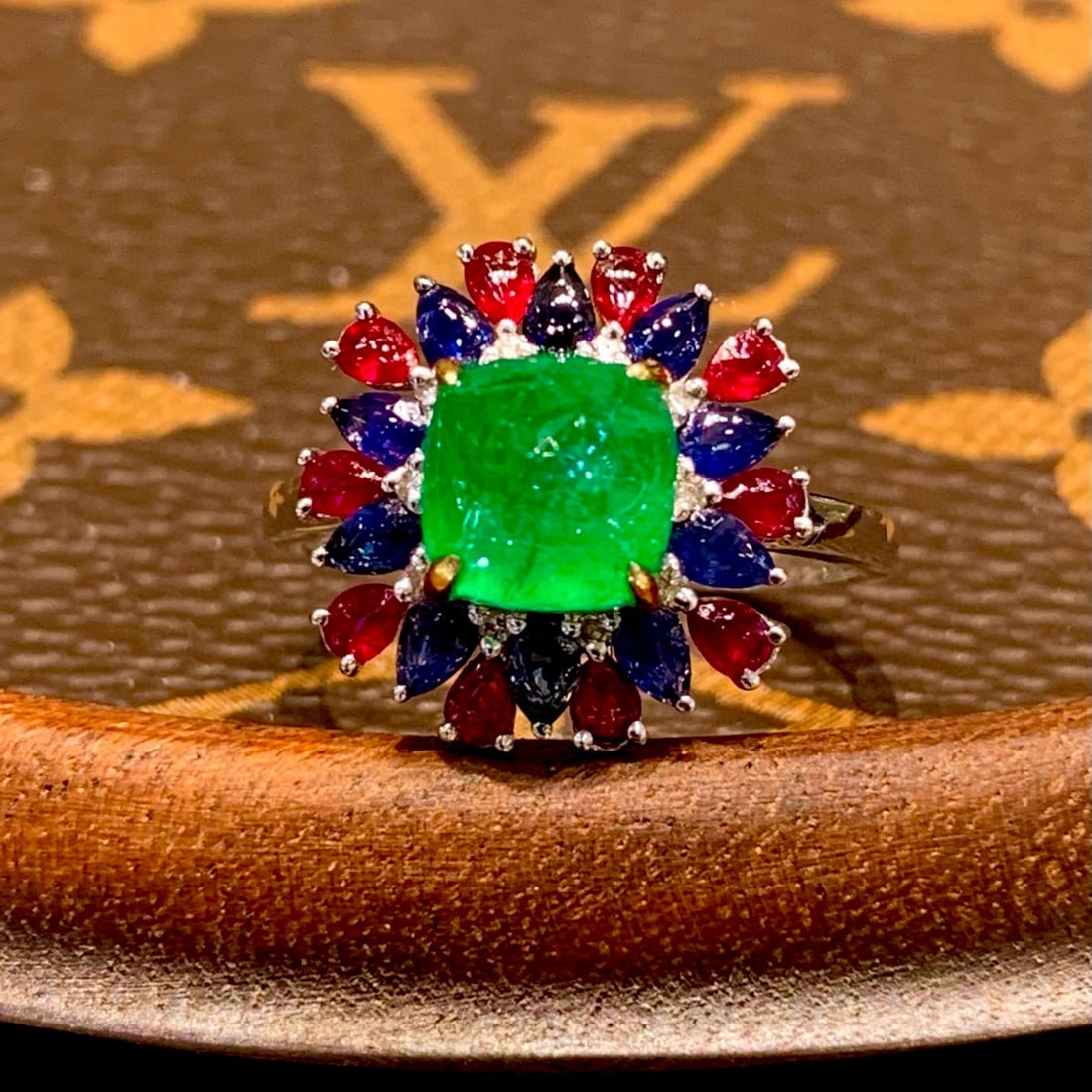 14k Gold 2.3 Ct Natural Emerald & Diamond Ring: Ref:230979255 // gold content:14k gold // ring size:7. 25us // // main gemstone:emerald // shape:suger-loaf // carat weight:2. 3ct // color:green // treatment:natural // cut grade:g // // adjacent