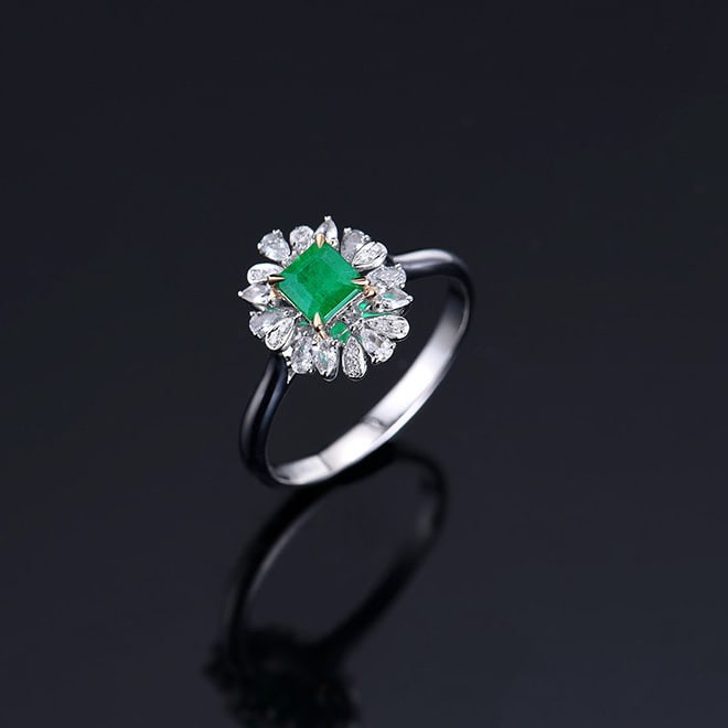 14k Gold 0.49 Ctw Vivid Green Natural Emerald & Diamond Ring - 4