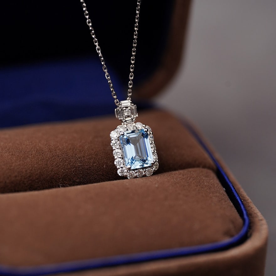 14k Gold 1.15 Ct Natural Aquamarine & Diamond Necklace: Ref:230980091 // gold content:14k gold // main gemstone:aquamarine // shape:octagonal // carat weight:1. 15ct // color:santa maria color // treatment:natural // // adjacent gemstone 2 : diamond //
