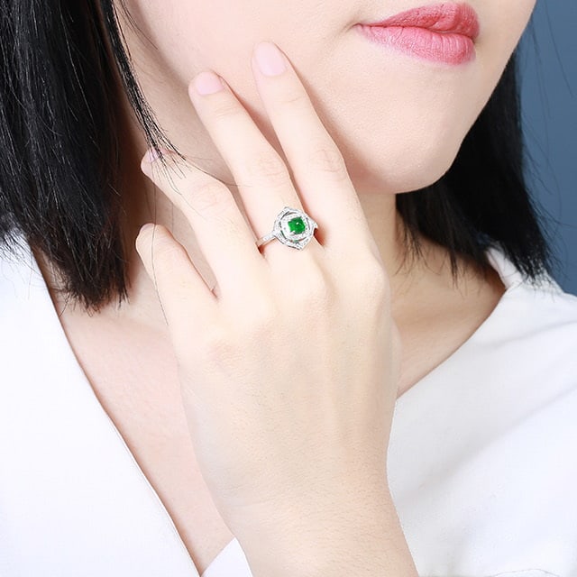 14k Gold 0.97 Ctw Vivid Green Natural Emerald & Diamond Ring - 6