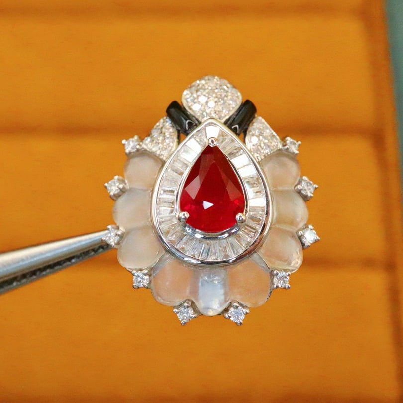 14k Gold 1.47 Ctw Natural Ruby & Diamond Brooch/pendant( Without Chain ): Ref:230980147 // gold content:14k gold // main gemstone:ruby // shape:pear // carat weight:1. 02ct // color:pigeonblood red // treatment:natural // // adjacent gemstone 2 : diamond // number of stones