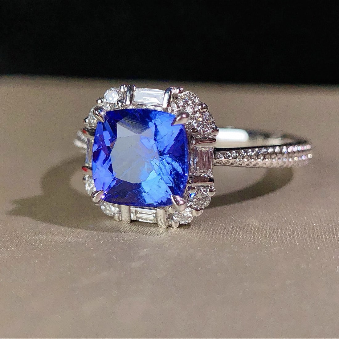 14k Gold 2.00 Ctw Natural Tanzanite & Diamond Ring - 3