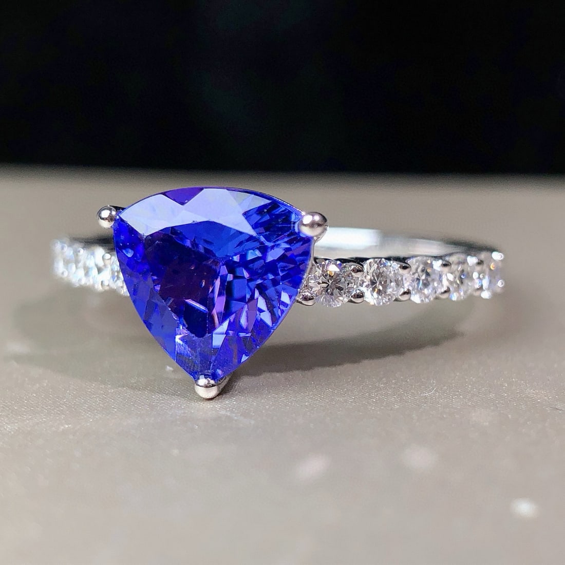 14k Gold 1.88 Ctw Natural Tanzanite & Diamond Ring - 2