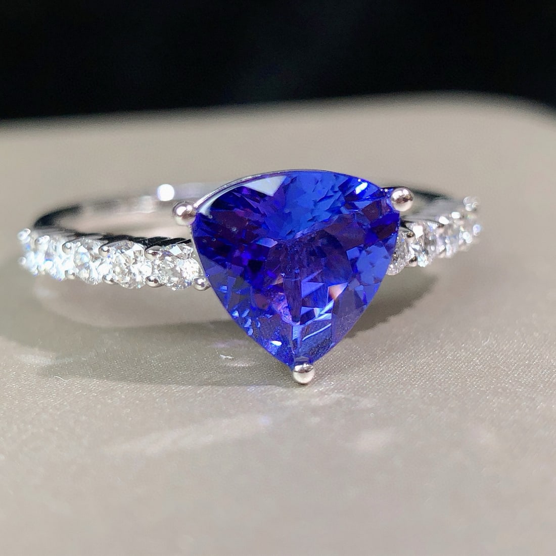 14k Gold 1.88 Ctw Natural Tanzanite & Diamond Ring - 4