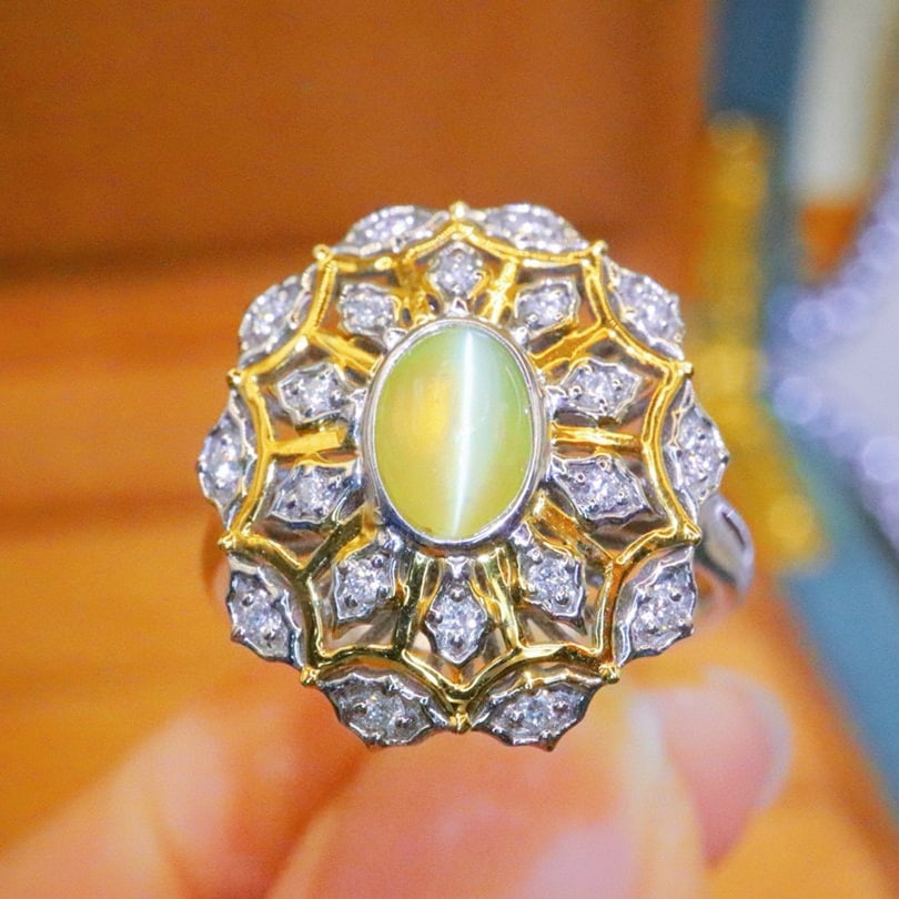14k Gold 1.06 Ctw Natural Chrysoberyl & Diamond Ring: Ref:230980153 // gold content:14k gold // ring size:7. 25us // // main gemstone:chrysoberyl // shape:oval // carat weight:0. 88ct // color:yellow // treatment:natural // // adjacent gemstone 2 :