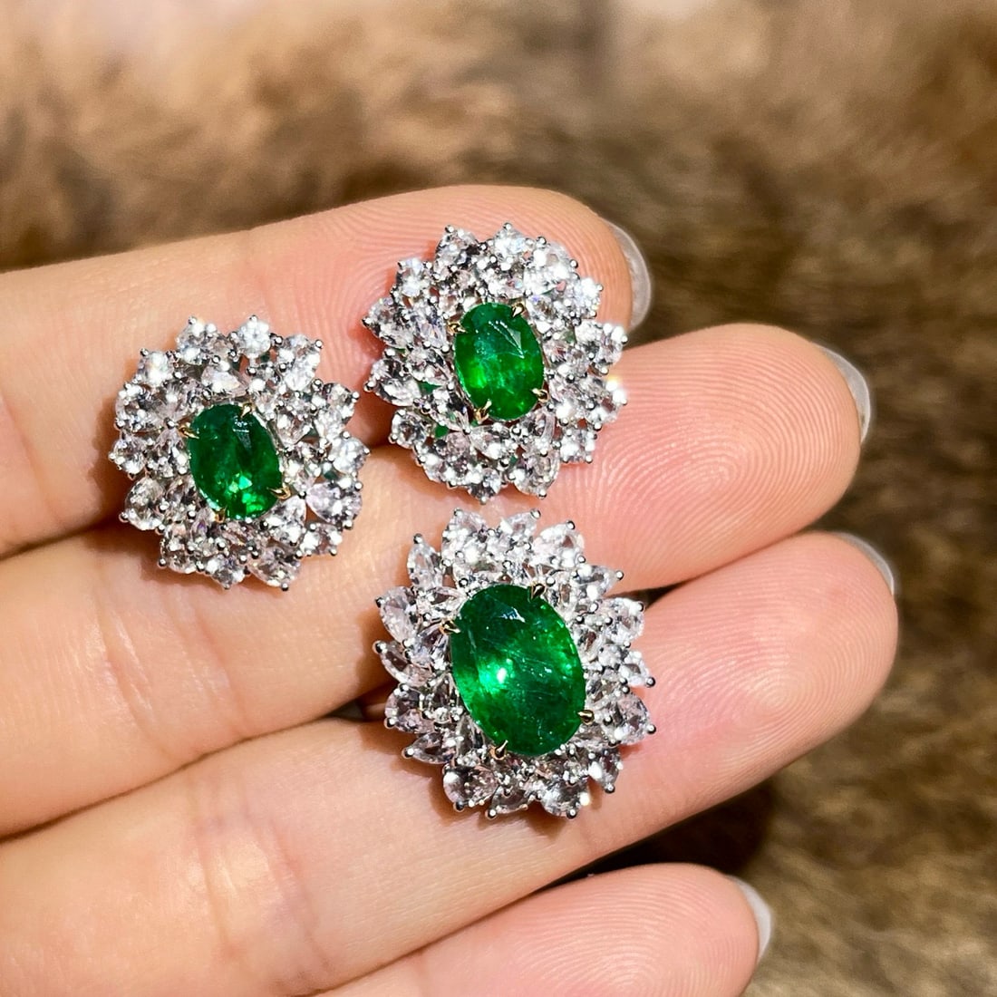 14k Gold 4.3 Ct Vivid Green Natural Emerald & Sapphire Jewelry Set - 2