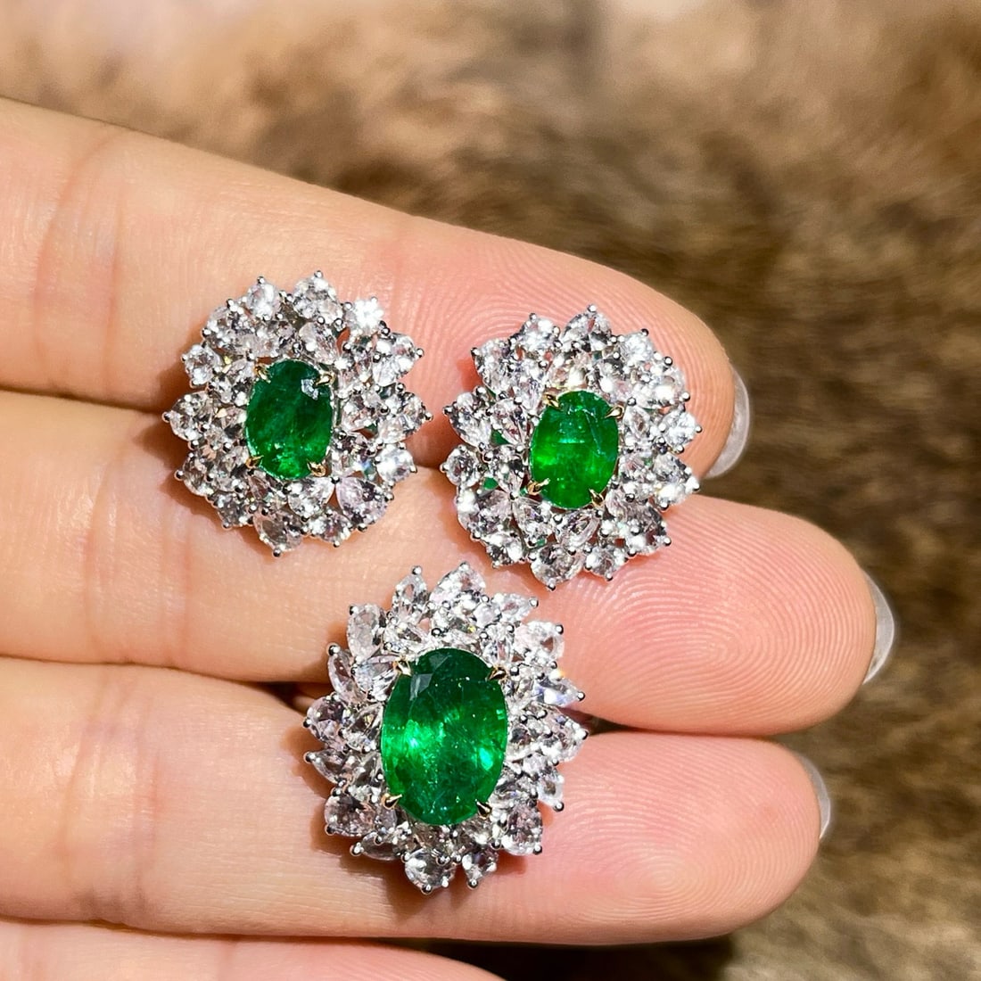 14k Gold 4.3 Ct Vivid Green Natural Emerald & Sapphire Jewelry Set - 3