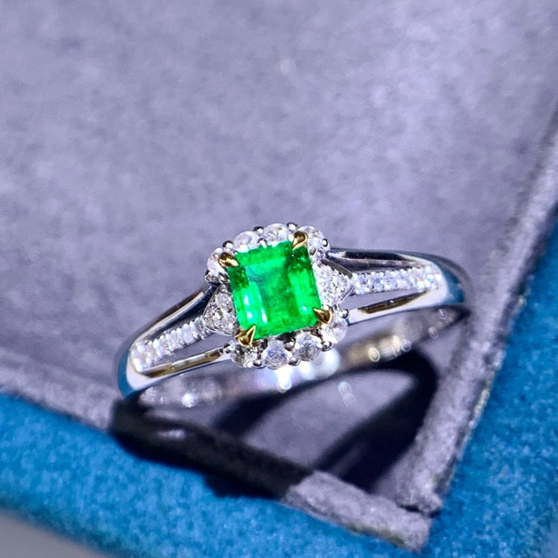 14k Gold 0.32 Ctw Vivid Green Natural Emerald & Diamond Ring - 2