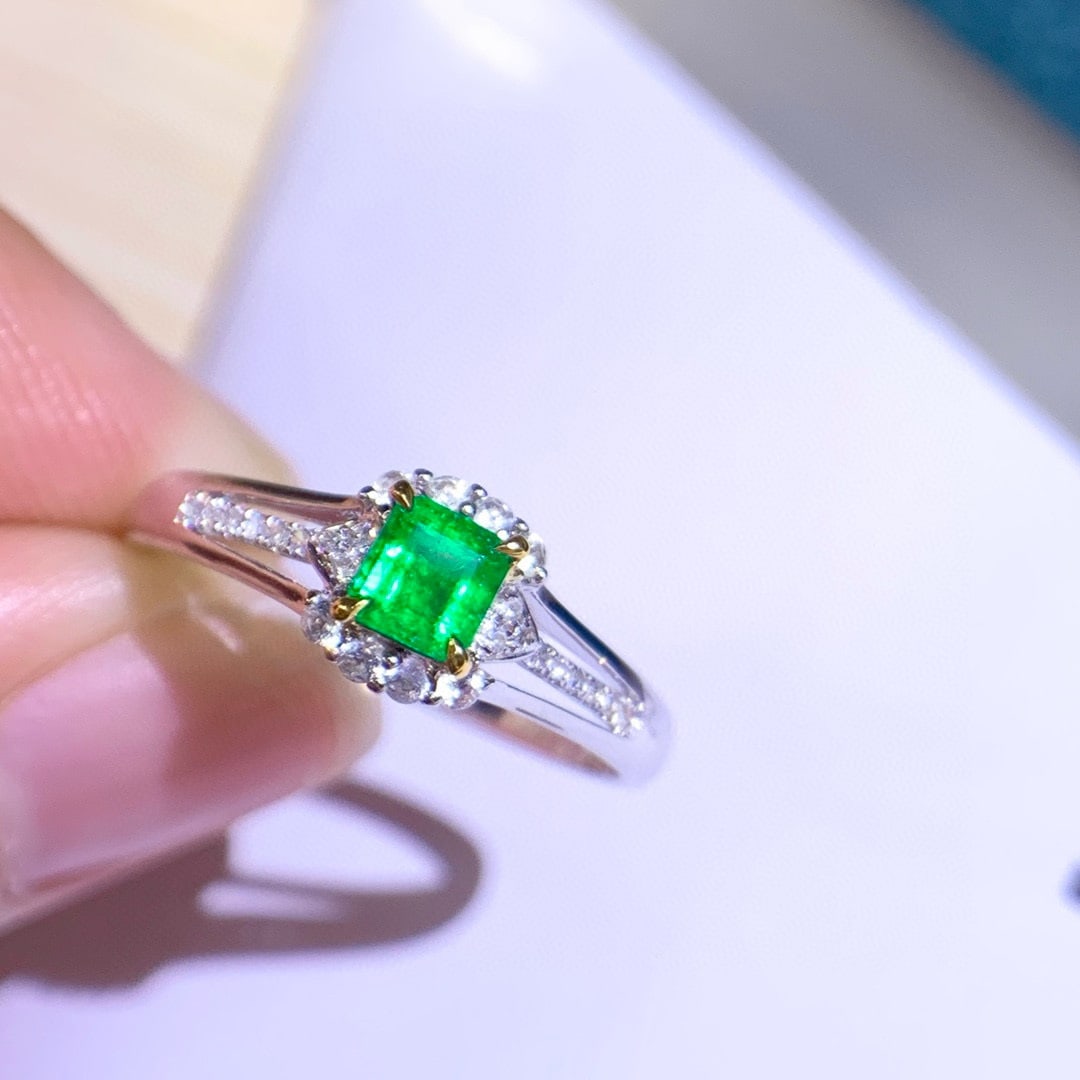 14k Gold 0.32 Ctw Vivid Green Natural Emerald & Diamond Ring - 3