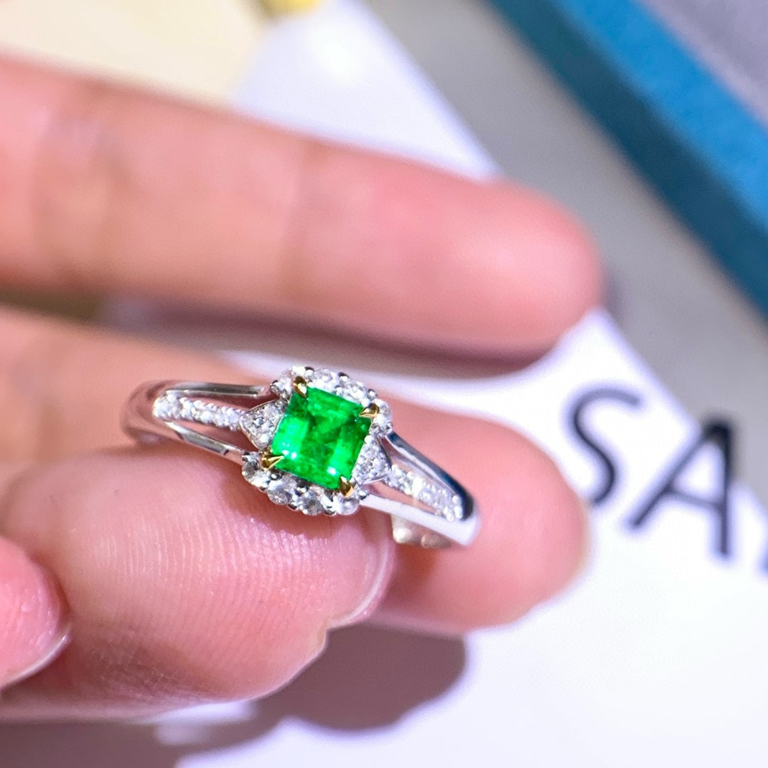 14k Gold 0.32 Ctw Vivid Green Natural Emerald & Diamond Ring - 4
