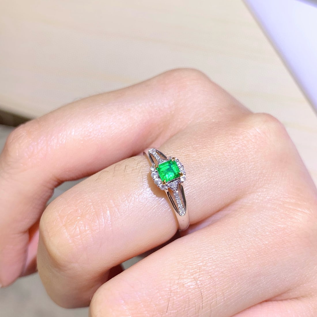 14k Gold 0.32 Ctw Vivid Green Natural Emerald & Diamond Ring - 5