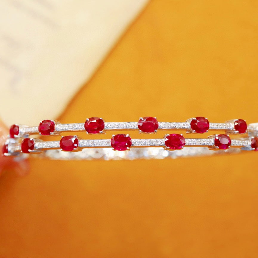 14k Gold 2.77 Ctw Natural Ruby & Diamond Bangle: Ref:230980186 // gold content:14k gold // main gemstone:ruby // shape:oval // carat weight:2. 52ct // color:pigeonblood red // treatment:natural // // adjacent gemstone 2 : diamond // number of stones