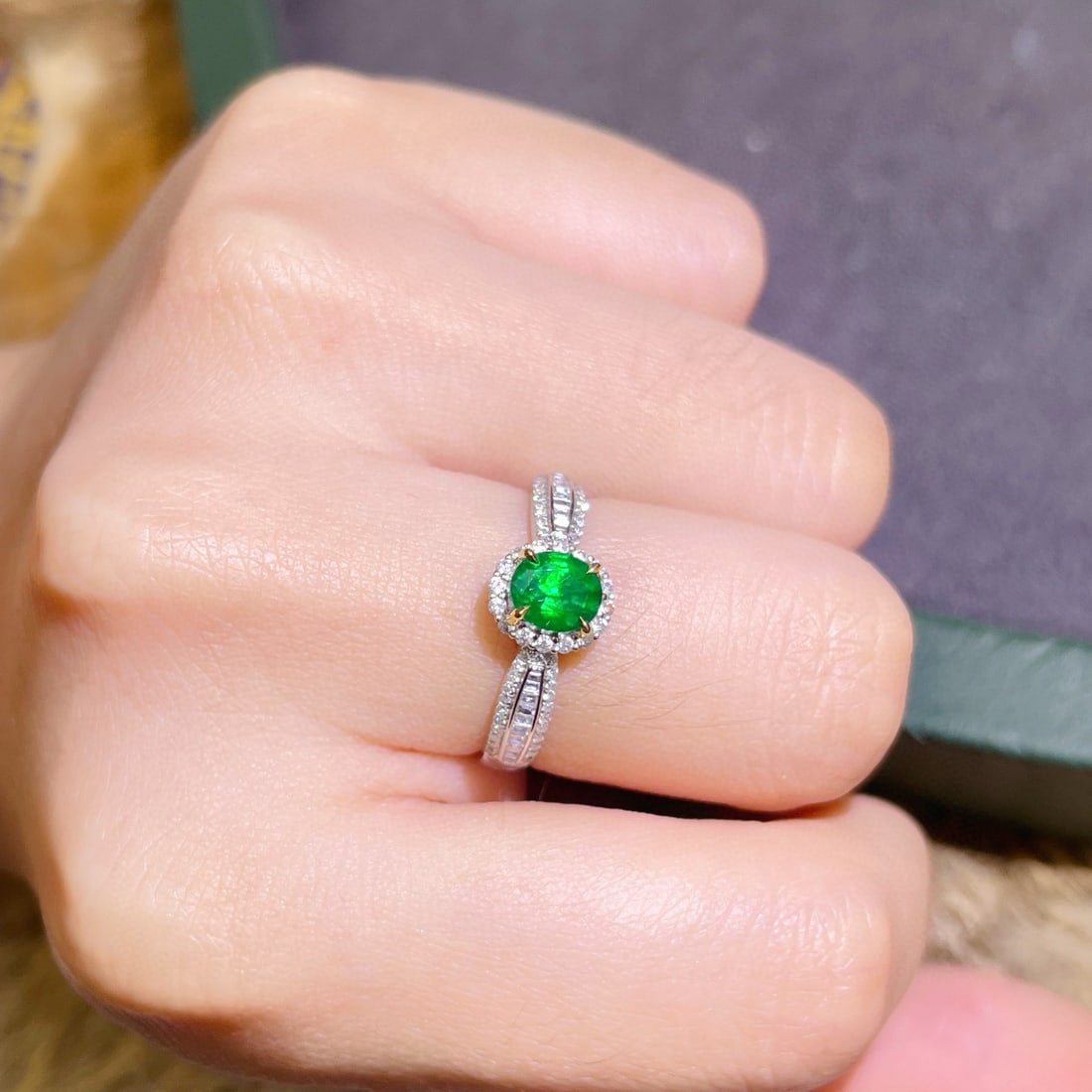 14k Gold 0.92 Ctw Vivid Green Natural Emerald & Diamond Ring - 4