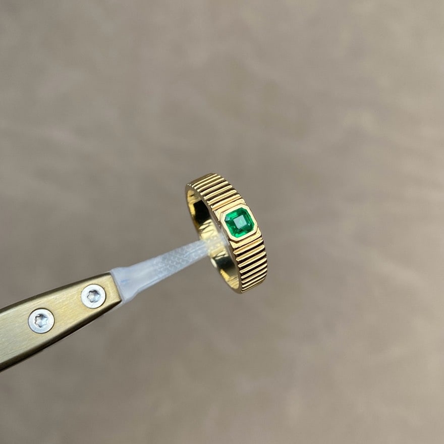14k Gold 0.28 Ct Vivid Green Natural Emerald Ring: Ref:230980209 // gold content:14k gold // ring size:7. 25us // // main gemstone:emerald // shape:octagonal // carat weight:0. 28ct // color:vivid green // treatment:natural // High Estimate: 6300