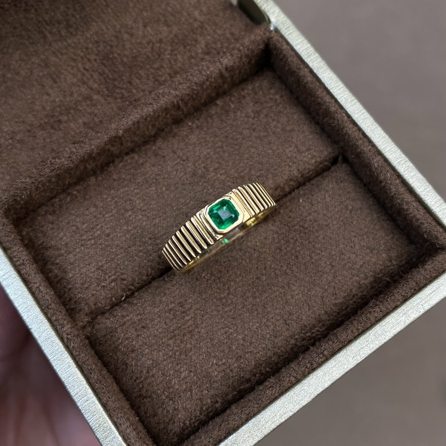 14k Gold 0.28 Ct Vivid Green Natural Emerald Ring - 3