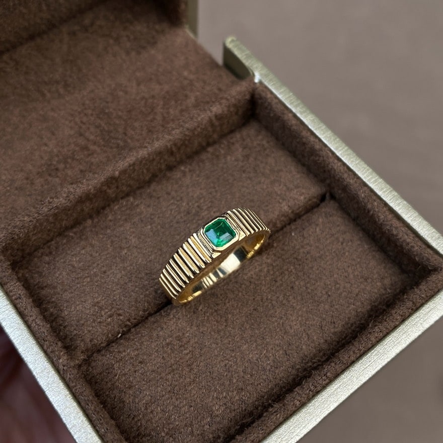 14k Gold 0.28 Ct Vivid Green Natural Emerald Ring - 4