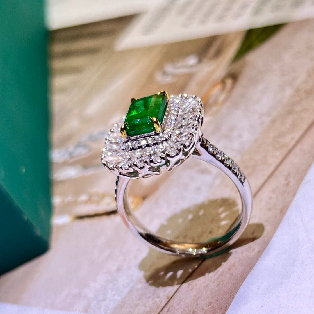 14k Gold 2.67 Ctw Vivid Green Natural Emerald & Diamond Ring - 4
