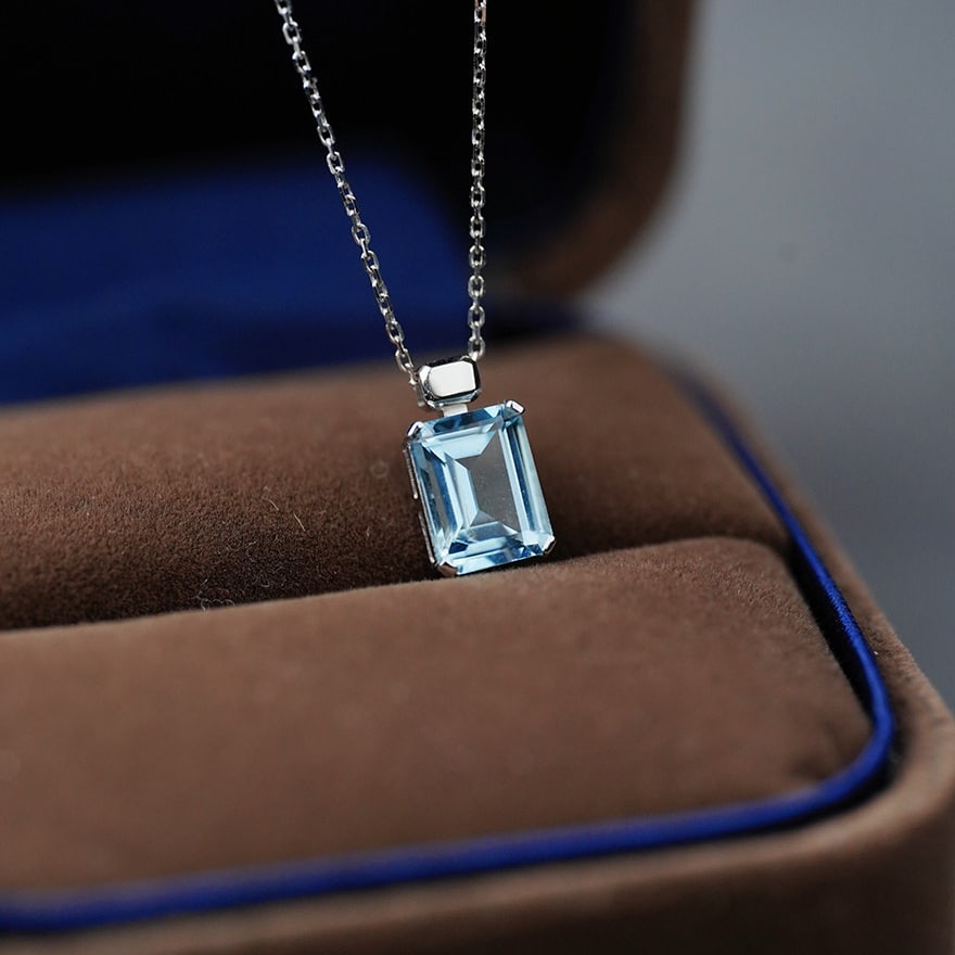 14k Gold 1.5 Ct Natural Aquamarine Necklace: Ref:230980223 // gold content:14k gold // main gemstone:aquamarine // shape:octagonal // carat weight:1. 5ct // color:santa maria color // treatment:natural // Low Estimate: 2400 Condition: New High