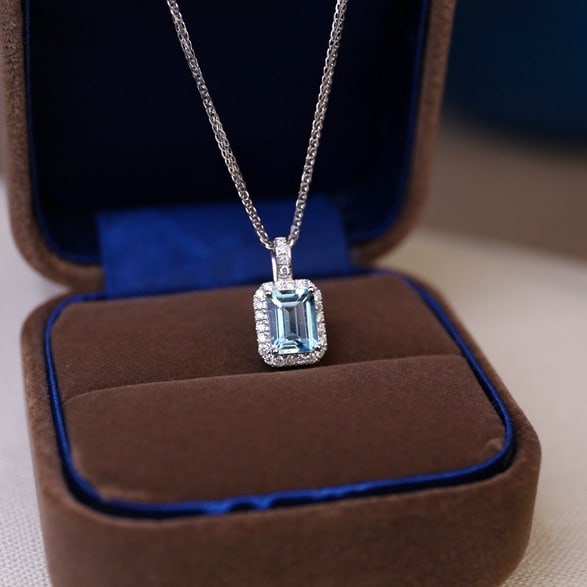14k Gold 1.5 Ct Natural Aquamarine & Diamond Pendant( Without Chain ): Ref:230980224 // gold content:14k gold // main gemstone:aquamarine // shape:octagonal // carat weight:1. 5ct // color:santa maria color // treatment:natural // // adjacent gemstone 2 : diamond //