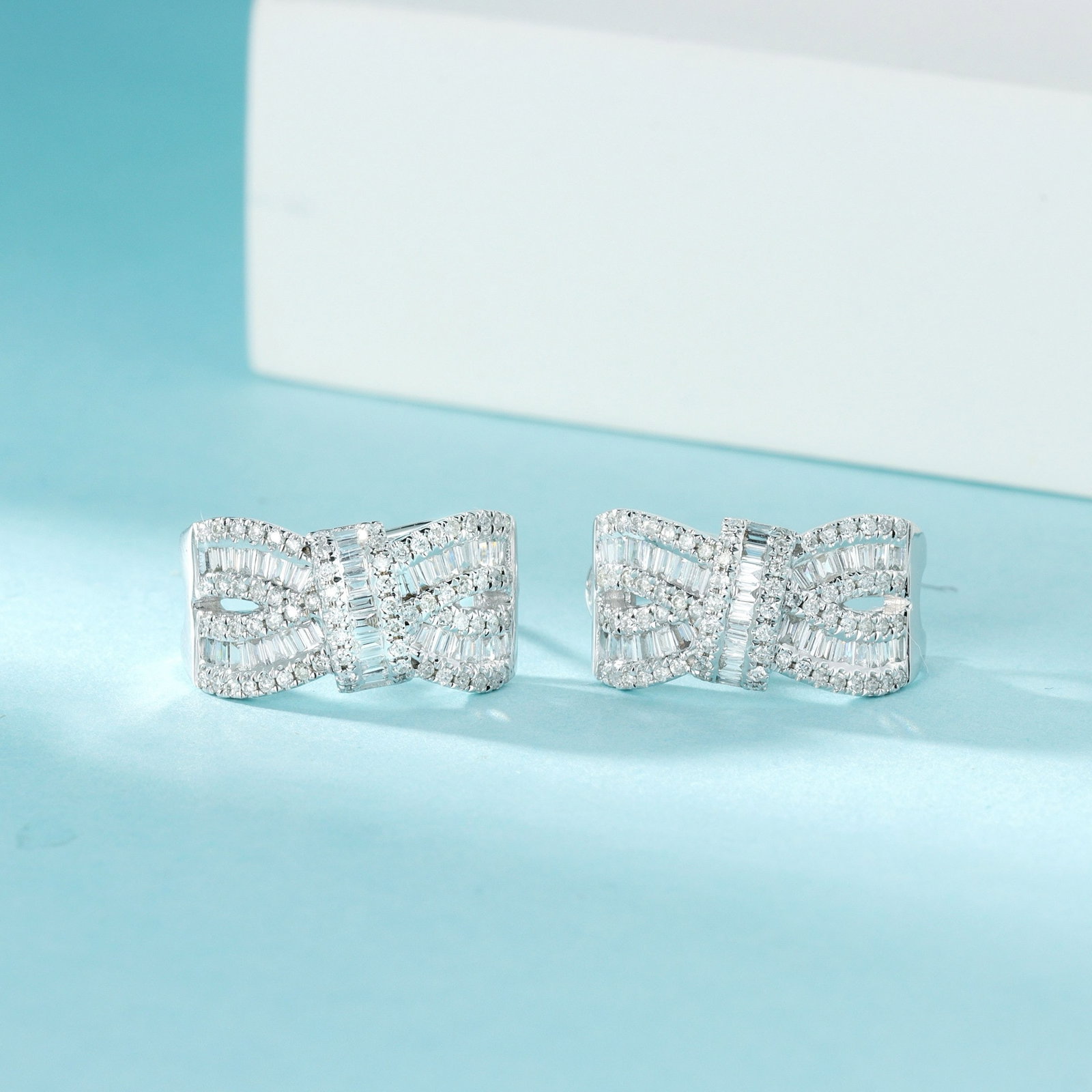 14k Gold 0.68 Ctw Natural H Diamond Earrings: Ref:230980230 // gold content:14k gold // main gemstone:diamond // shape:baguette // carat weight:0. 38ct // clarity grade:vs-si // color:h // treatment:natural // // adjacent gemstone 2 : diamond // 
