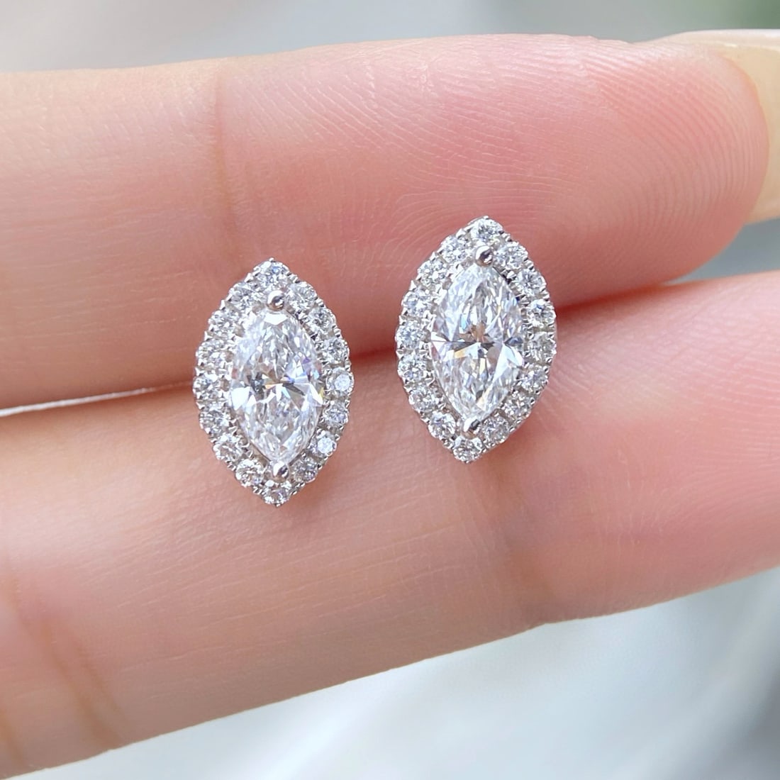 Gia Certified 14k Gold 1.26 Ctw Natural E Si1 Marquise Diamond Earrings: Ref:230980246 // gold content:14k gold // main gemstone:diamond // certified:gia // shape:marquise // carat weight:1. 00ct // clarity grade:si1 // color:e // treatment:natural // // adjacent gemstone 