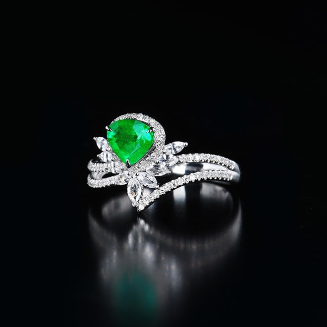 14k Gold 0.83 Ctw Vivid Green Natural Emerald & Diamond Ring - 2