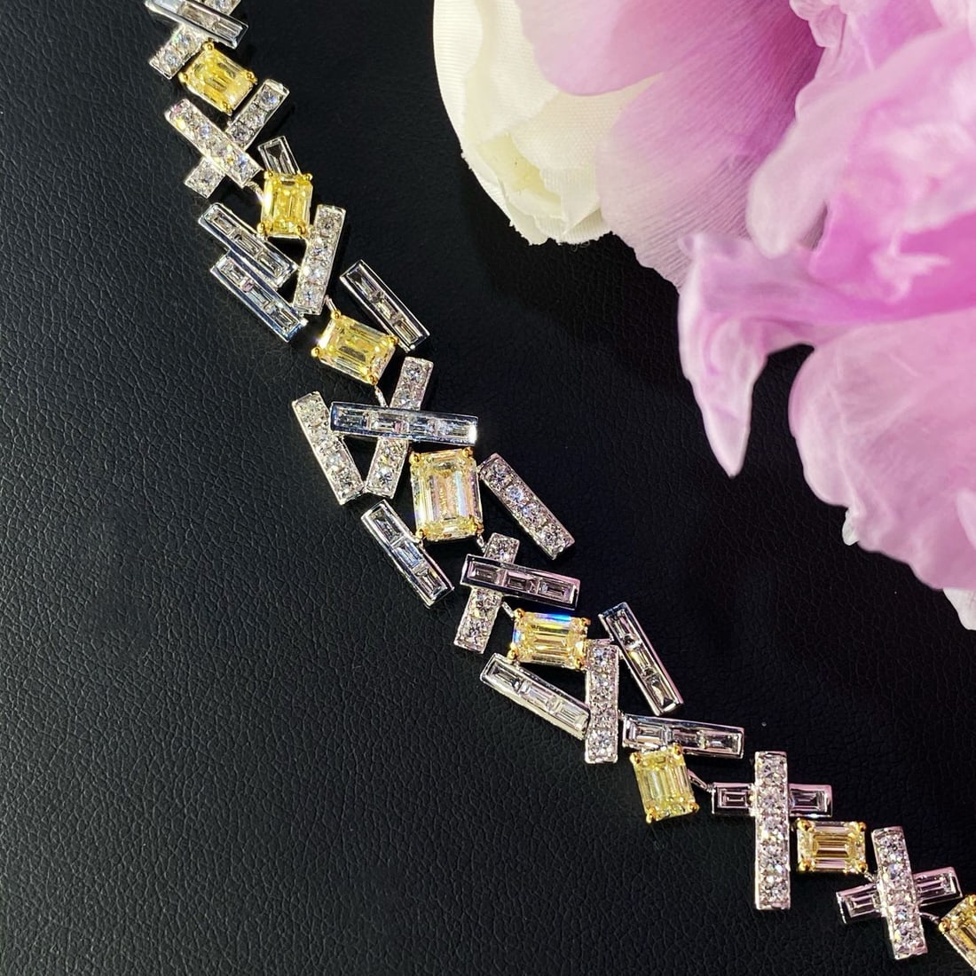 14k Gold 8.84 Ctw Natural Yellow Diamond & Diamond Bracelet: Ref:230980324 // gold content:14k gold // main gemstone:yellow diamond // shape:emerald // carat weight:5. 42ct // color:yellow // treatment:natural // // adjacent gemstone 2 : diamond //